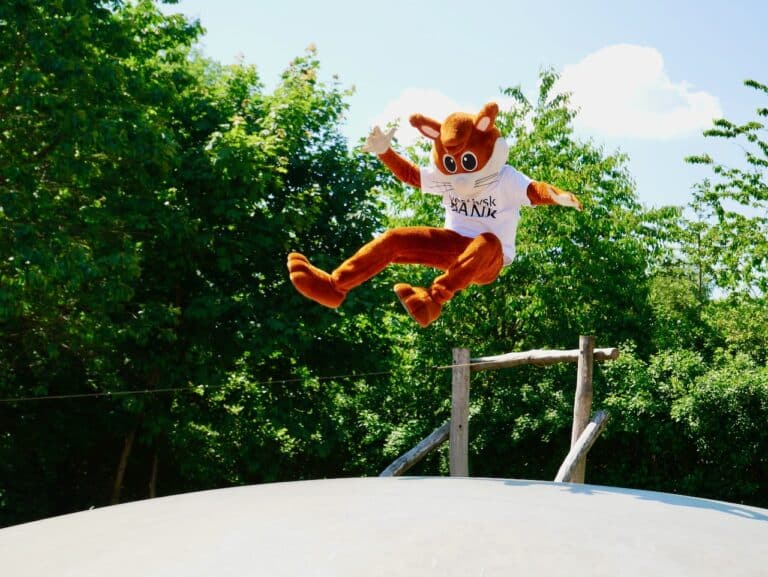 Maskotten William hopper på hoppepude