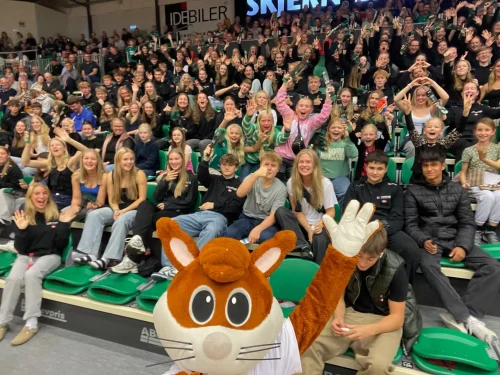 Maskotten William løfter stemningen og tager selfie til sportsevent