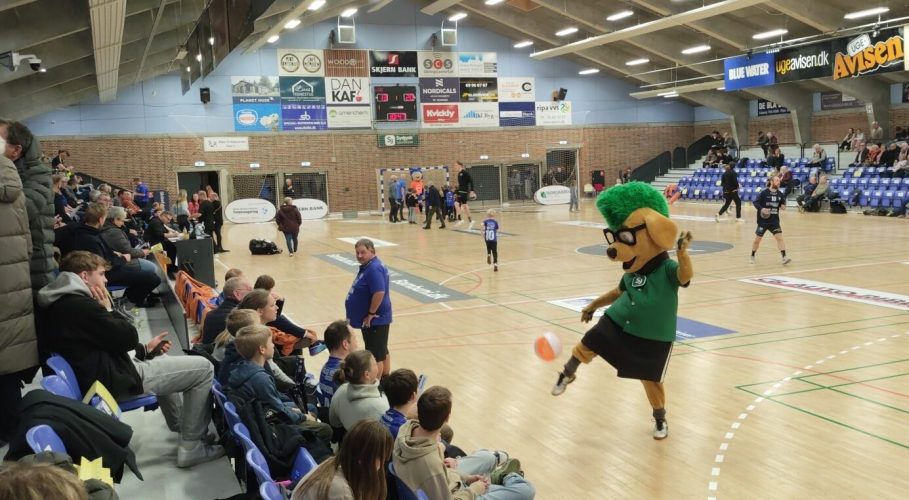 Maskotten Sparkie spiller bold med publikum i pausen